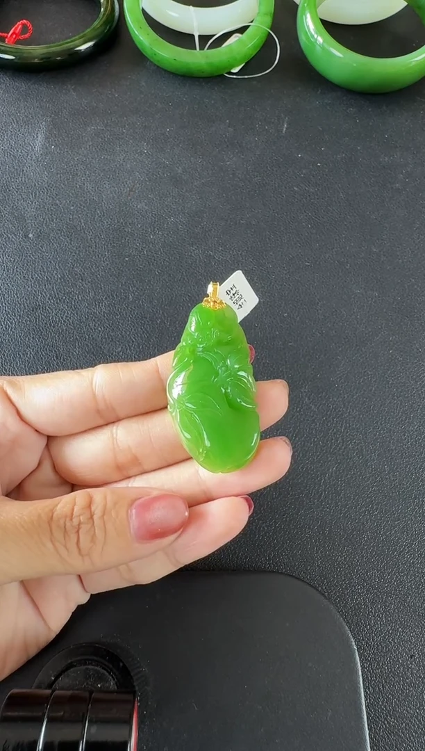 颈饰18K金镶嵌和田玉（碧玉）苹果绿