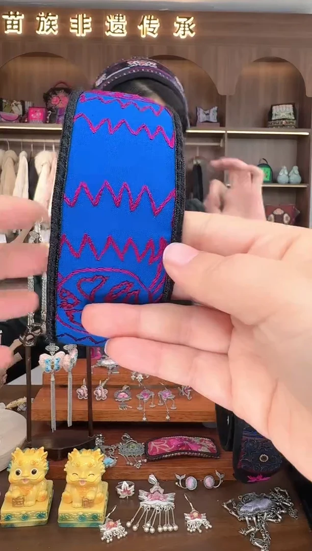 【闪购商品】织绣扶光苗绣传承L23