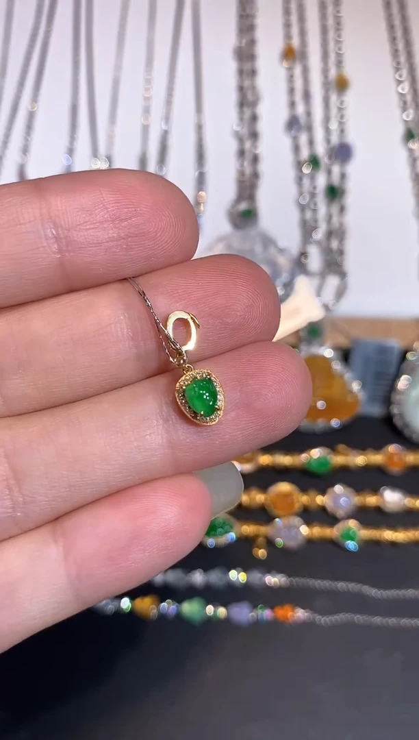 颈饰18K金镶嵌翡翠吊坠