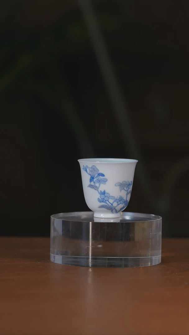 青花描银花卉闻香杯