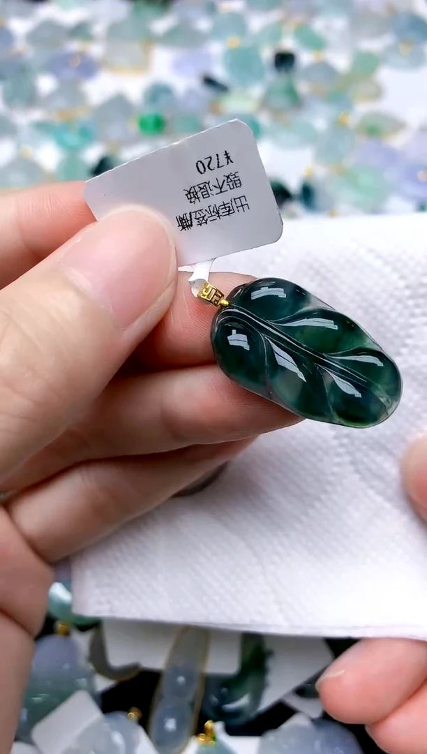 颈饰18K金镶嵌翡翠天然A货翡翠