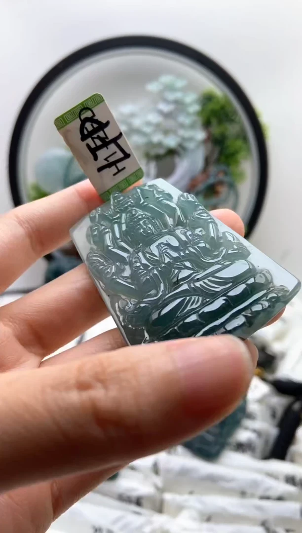 翡翠未镶嵌颈饰千手观音