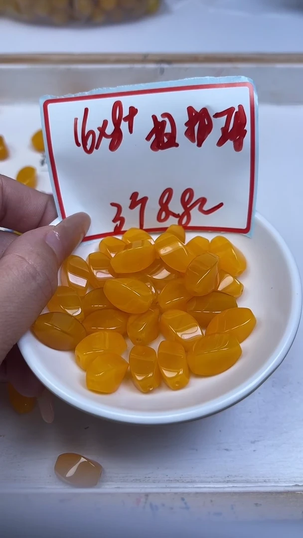 未镶嵌散珠玛瑙/玉髓B1297 鸡油黄玛瑙扭扭珠8*16mm3个8.8元