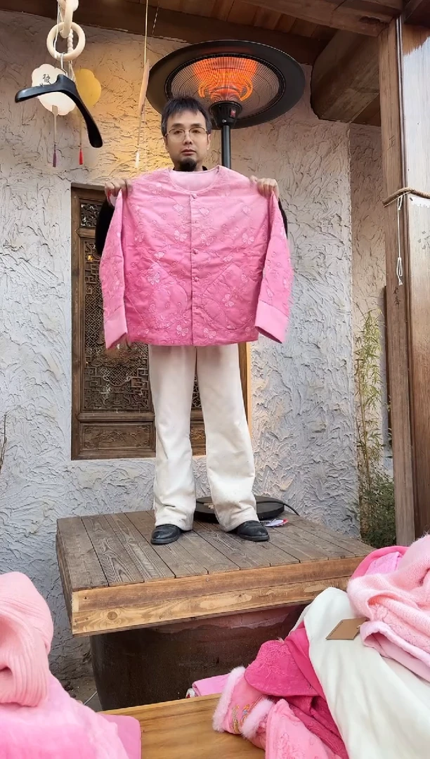 粉染植物染刺绣蝴蝶棉服