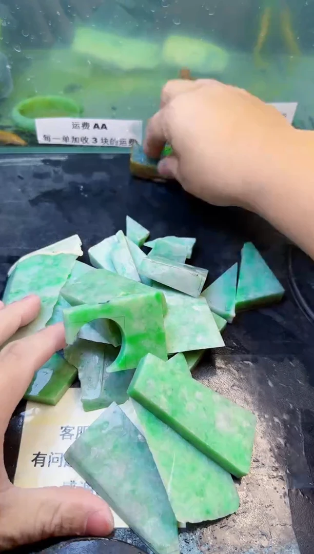 翡翠挂件未镶嵌莫*狂天然翡翠046