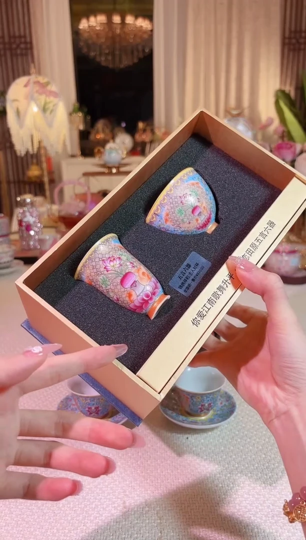 锦绣祥和 主人对杯 如图