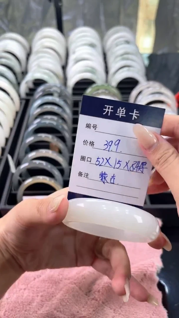未镶嵌手镯石英质玉手镯
