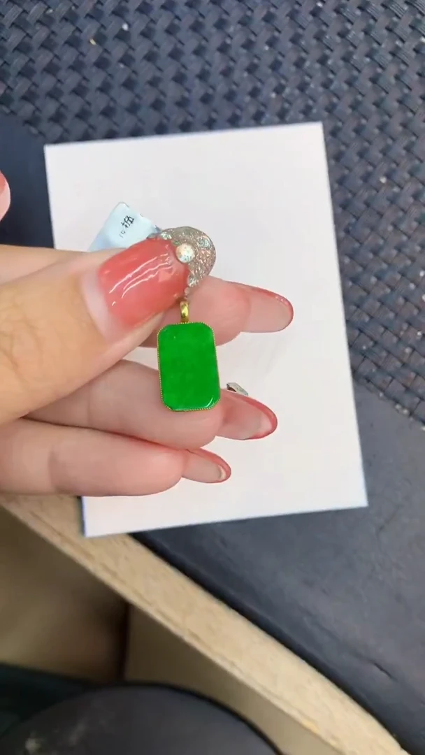 颈饰18K金镶嵌翡翠1111