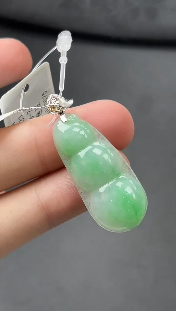 18K金镶嵌挂件翡翠福豆