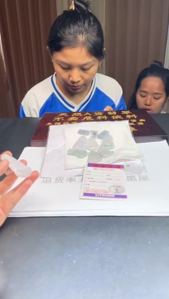未镶嵌定制翡翠未抛光毛货多样性发其一拍一发一5530配金扣