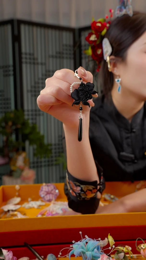 刺绣五**道非遗苏绣绒花