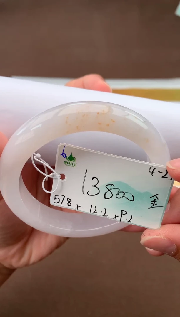 翡翠手镯未镶嵌自带#送礼#，下单联系客服核对地址~