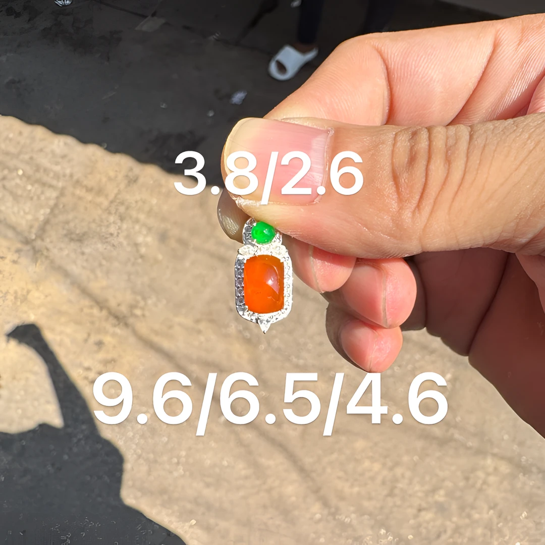 1110(小哪吒在源头)冰玻种翡翠红翡吊坠干净饱满杠味荧光足M100