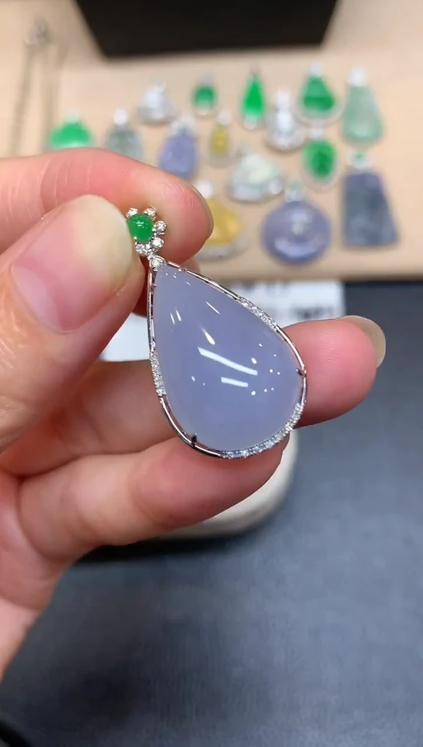 颈饰18K金镶嵌翡翠水滴【无服务费