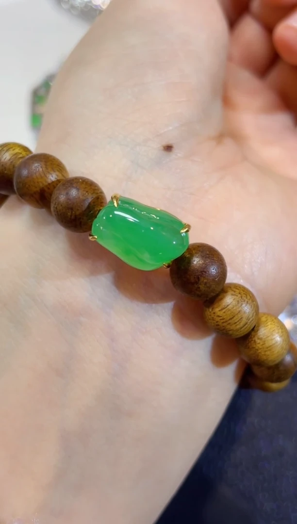 颈饰18K金镶嵌翡翠团购48