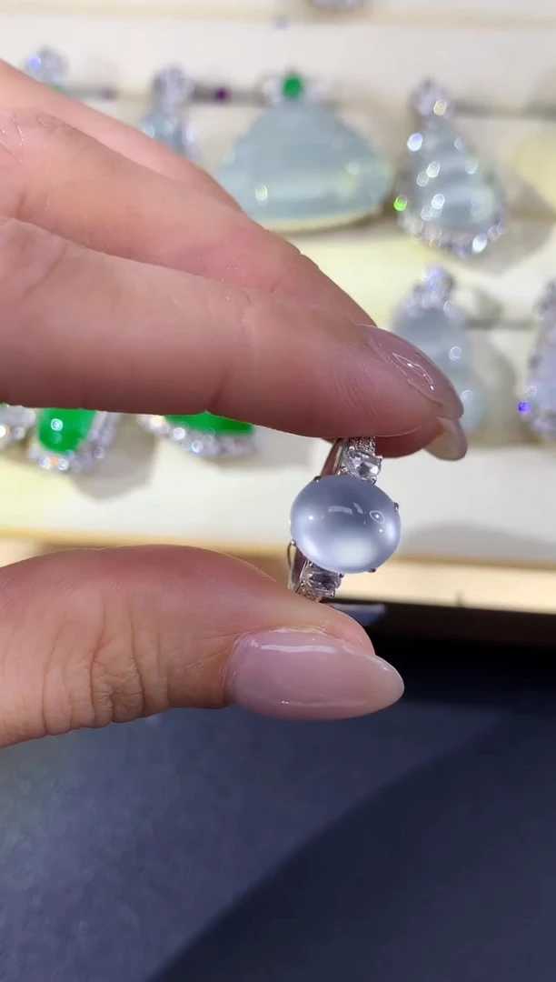 18K金镶嵌戒指翡翠B59多样性发其一