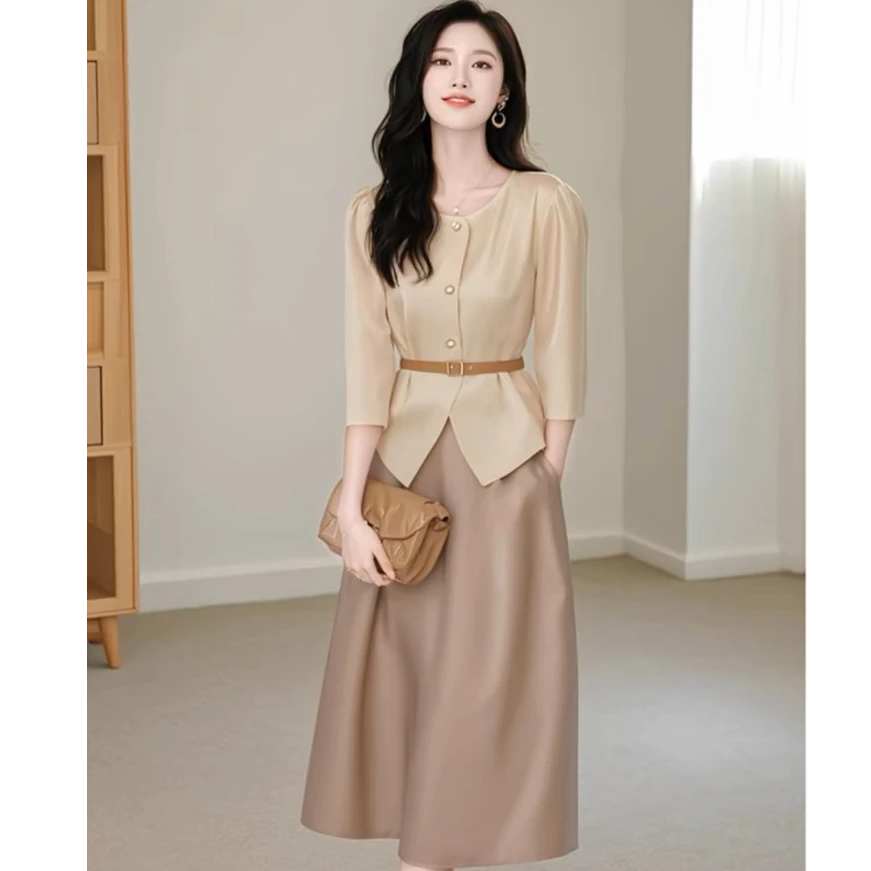今年流行的漂亮高级感小洋装杏色短袖衬衫半身裙两件职业套装秋女