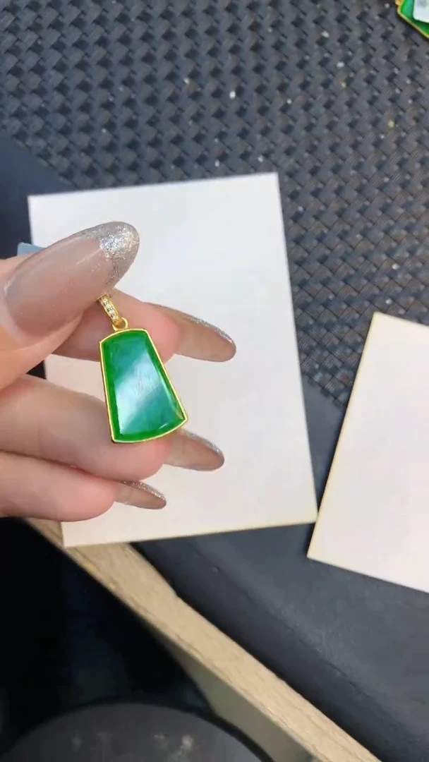 颈饰未镶嵌翡翠1