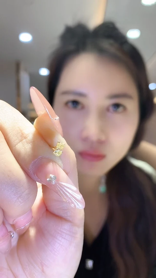 【闪购商品】钻石耳饰18K金镶嵌钻石耳饰