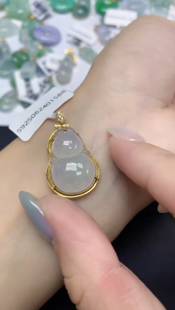 翡翠18K金镶嵌颈饰天然缅甸翡翠A货