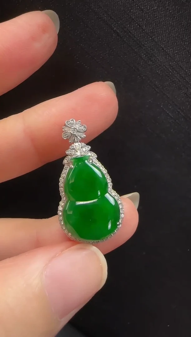 颈饰18K金镶嵌翡翠246葫芦一个