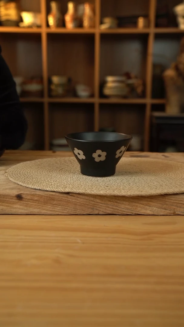 黑色雕刻小花花系列的5英寸内螺纹斗笠米饭碗1个