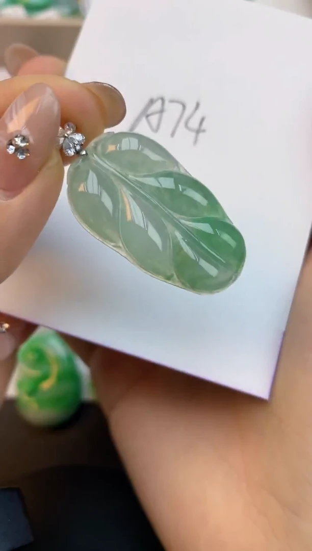 颈饰18K金镶嵌翡翠天然缅甸a货翡翠百元以上9元证书费自理