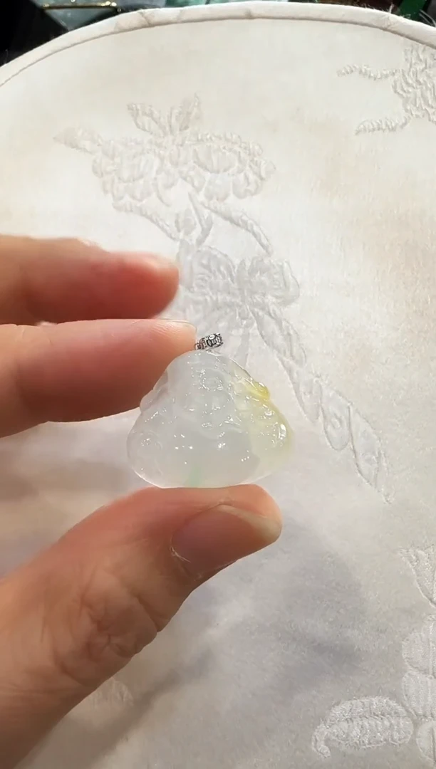 颈饰18K金镶嵌翡翠国风