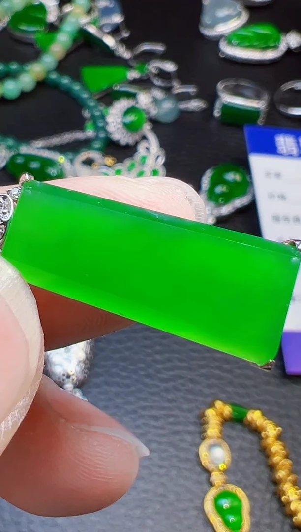 颈饰18K金镶嵌翡翠温**和翡翠