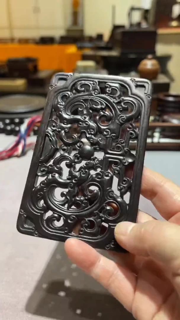 红酸枝木类精品木雕精工细作