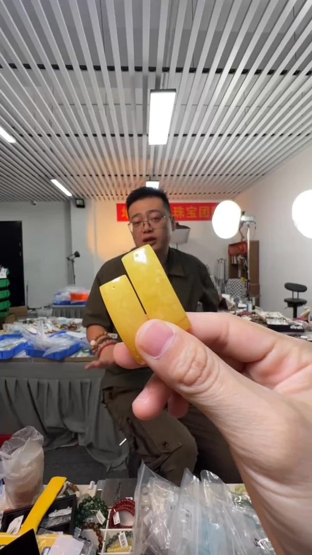 蜜蜡吊坠(不含链)未镶嵌俄料鸡油黄蜜蜡手牌吊坠 多样性发一