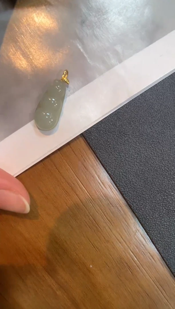 翡翠18K金镶嵌颈饰福豆