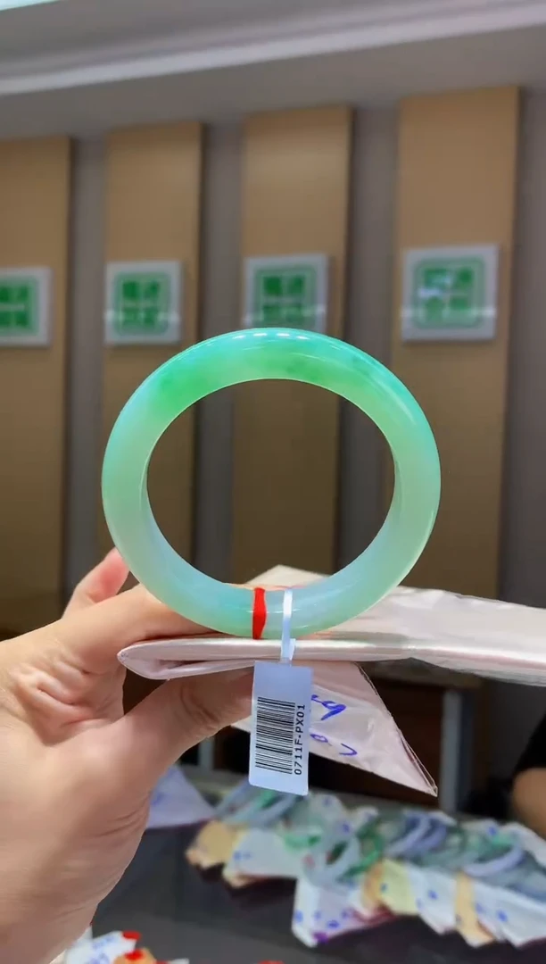 翡翠手镯未镶嵌-C46圈口63*12.5*10.7