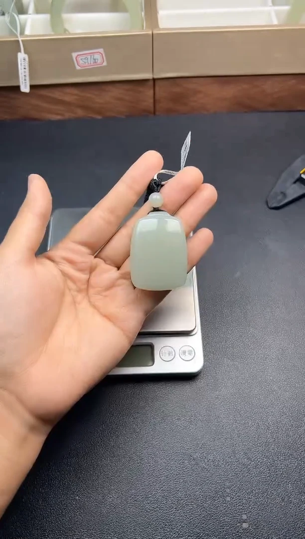 吊坠(赠链)未镶嵌和田玉且末微色差近矿吊坠