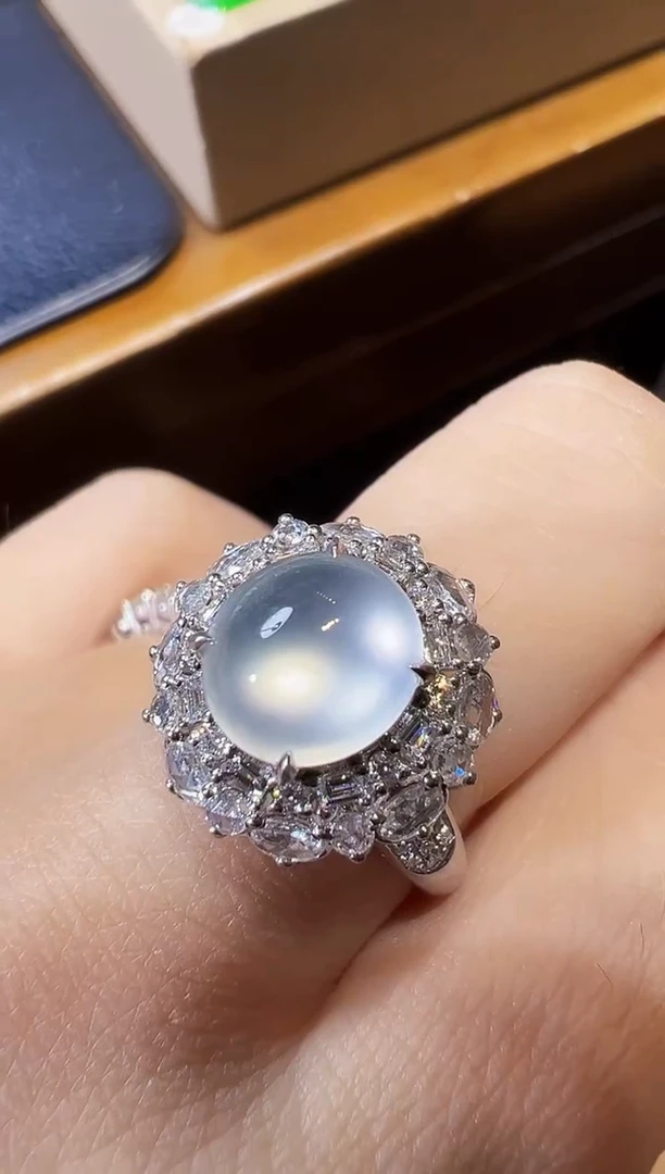 18K金镶嵌戒指翡翠蛋面