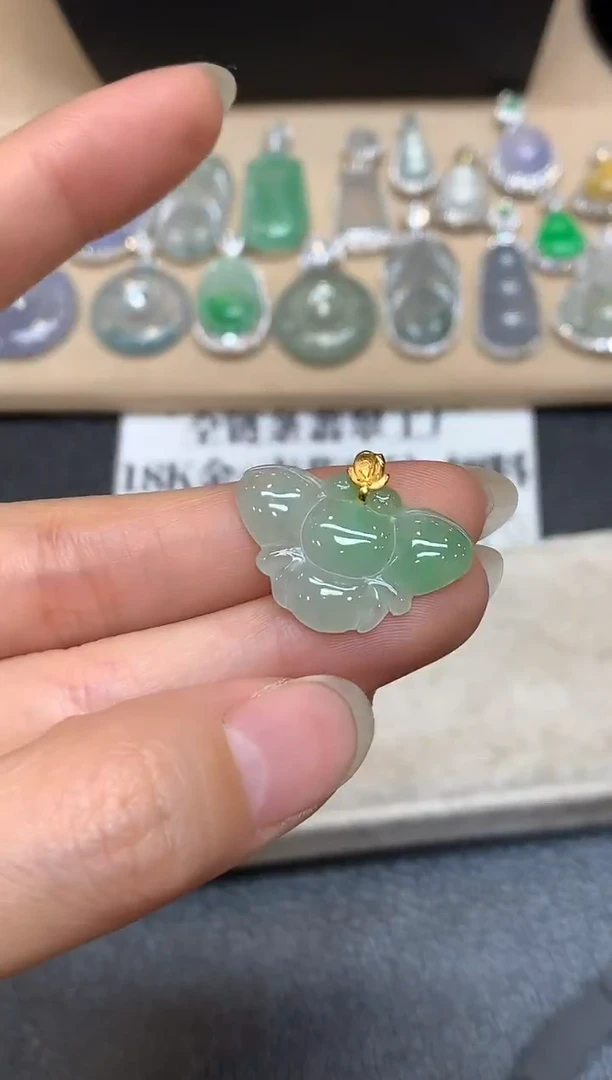 颈饰18K金镶嵌翡翠蝴蝶【无服务费