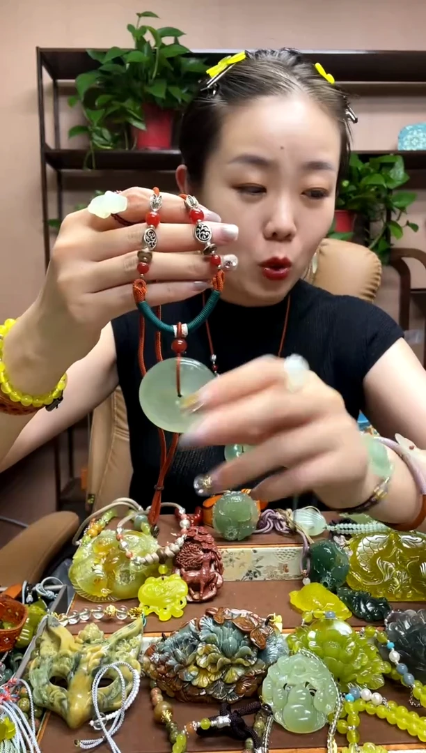 未镶嵌岫玉颈饰多样性发货发其中之一