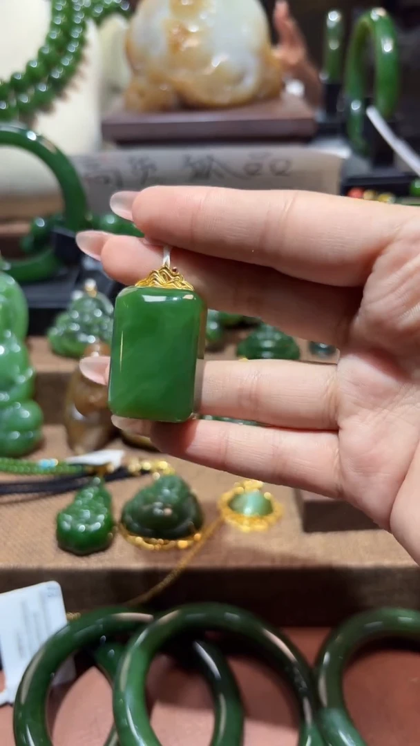 颈饰18K金镶嵌和田玉（碧玉）1