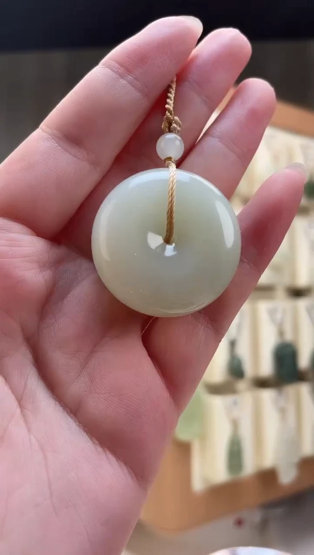 和田玉未镶嵌颈饰i****拉平安扣