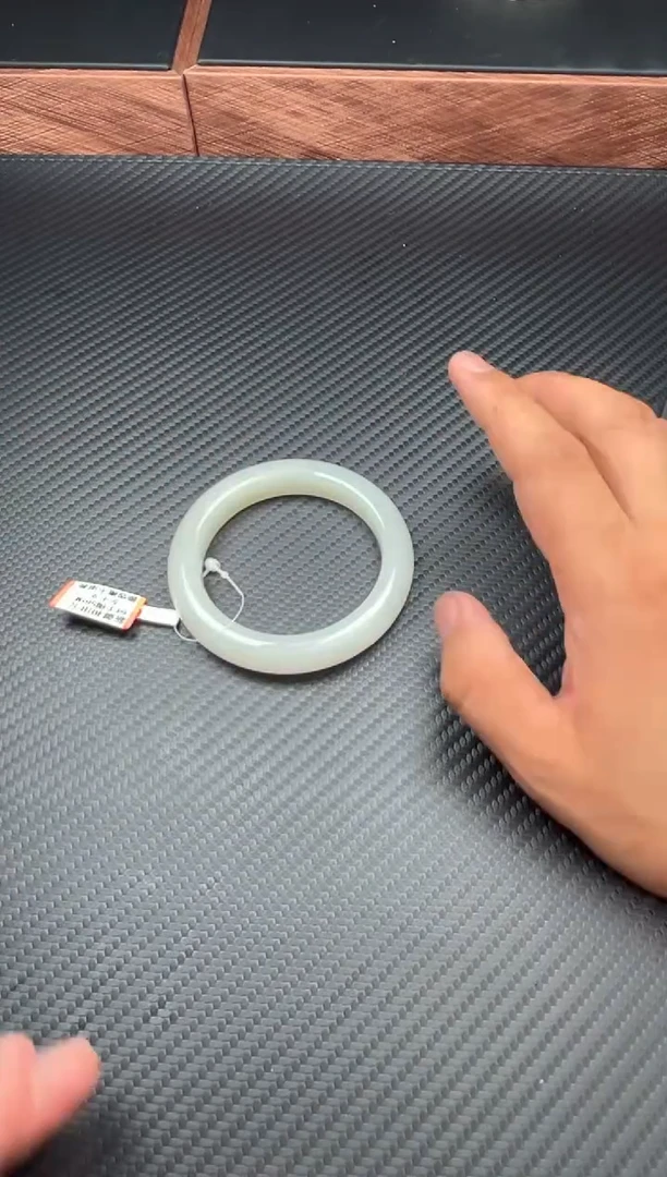 和田玉手镯未镶嵌黑山微色差57M