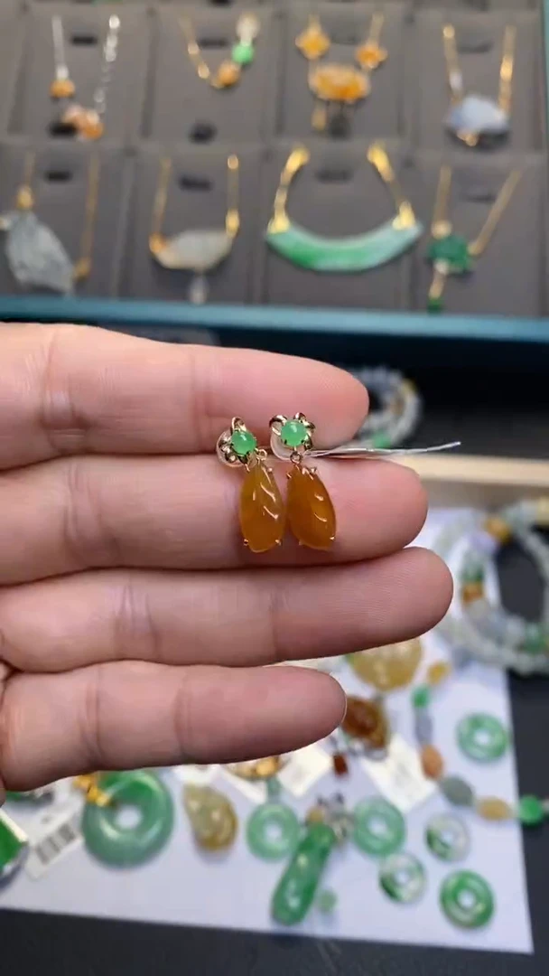 颈饰18K金镶嵌翡翠净货36859