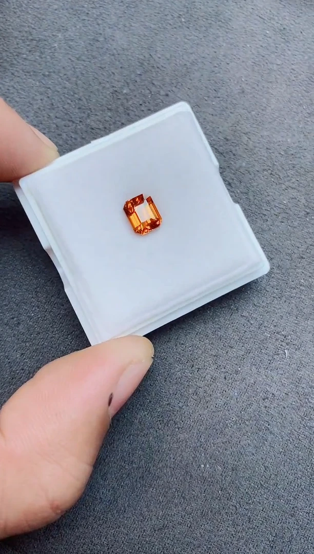 未镶嵌裸石石榴石（芬达石）2ct