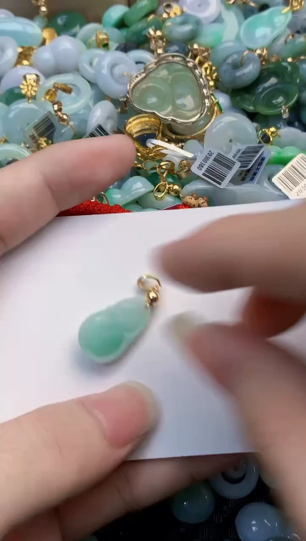 翡翠未镶嵌吊坠(不含链)1