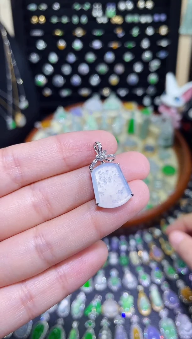 颈饰18K金镶嵌翡翠高冰雪花棉无事牌吊坠