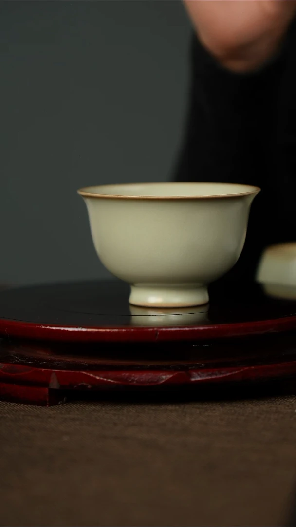 全品 粉青  压手杯 带底款