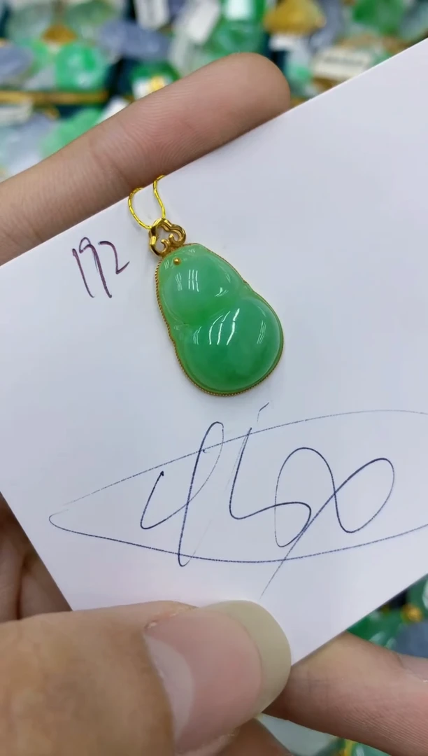 翡翠18K金镶嵌颈饰暴*11111111111