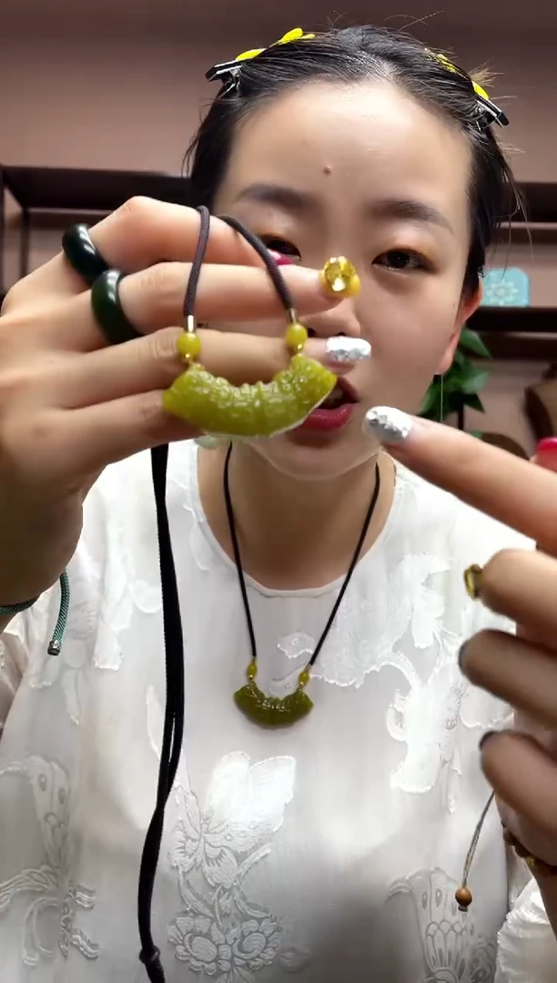 岫玉未镶嵌吊坠多样性发货发其中之一