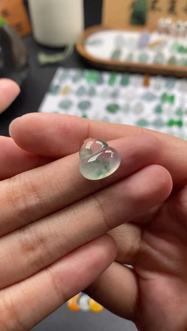 颈饰未镶嵌翡翠冰种葫芦