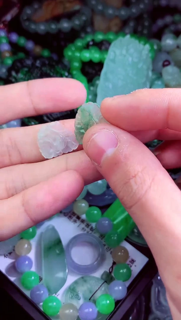 未镶嵌定制翡翠一***?翡翠毛货定制
