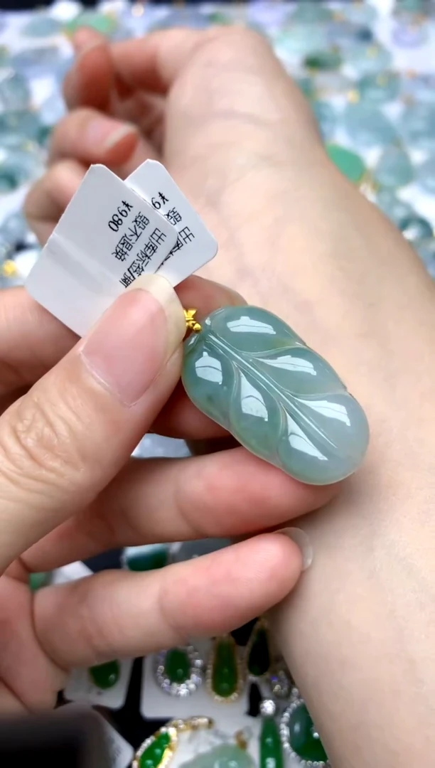 颈饰18K金镶嵌翡翠天然A货翡翠
